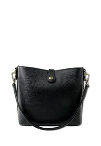 Sac à main en cuir noir avec une finition texturée, doté d'une fermeture à pression supérieure et d'une bandoulière amovible. Accents en métal doré visibles.