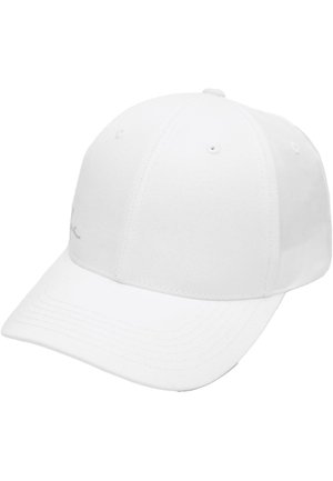 Casquette blanche en tissu avec une visière courbée. Présente des coutures décoratives et six œillets de ventilation sur le dessus. Pas de logos ni de motifs visibles.