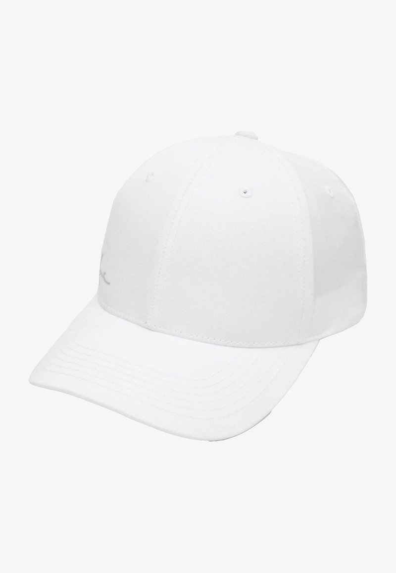 Căciulă albă din țesătură, cu o margine curbă. Prezintă detalii cusute și șase orificii de ventilație în partea de sus. Fără logo-uri sau modele vizibile.