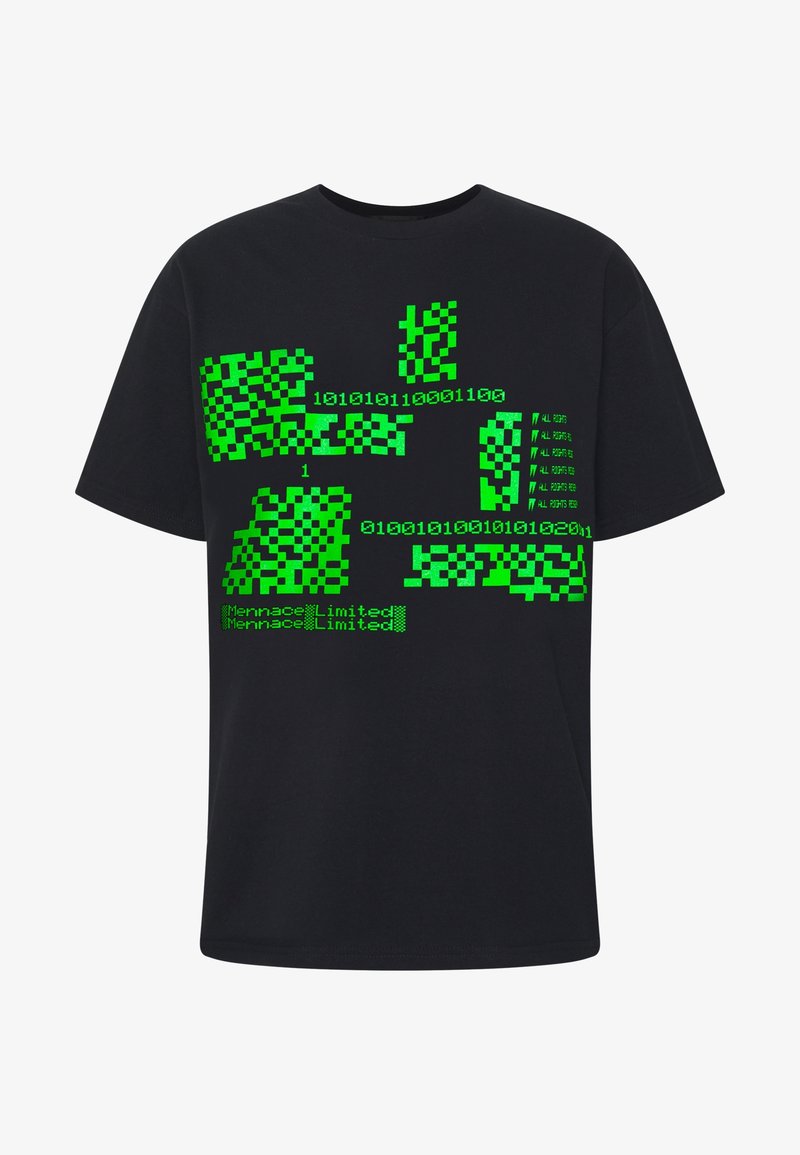 Camiseta negra de manga corta con texto y patrones en píxeles verdes, incluyendo "101010" y "Mennace Limited," en el frente.