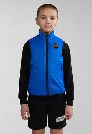 Blå vadderad väst med hög krage, framdragkedja och logotypapplikation, bärs över en svart långärmad tröja och matchande shorts.
