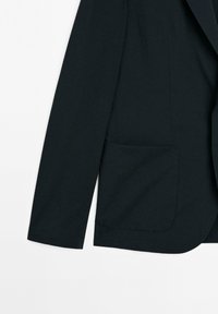 Dunkelblaues Blazer mit glatter Textur, einer einzigen Tasche und taillierter Passform. Verfügt über lange Ärmel und ein sauberes, minimalistisches Design.