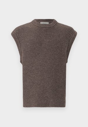 Top sin mangas de punto marrón con textura acanalada, cuello alto y aberturas laterales. Presenta un dobladillo ajustado y una tela suave.