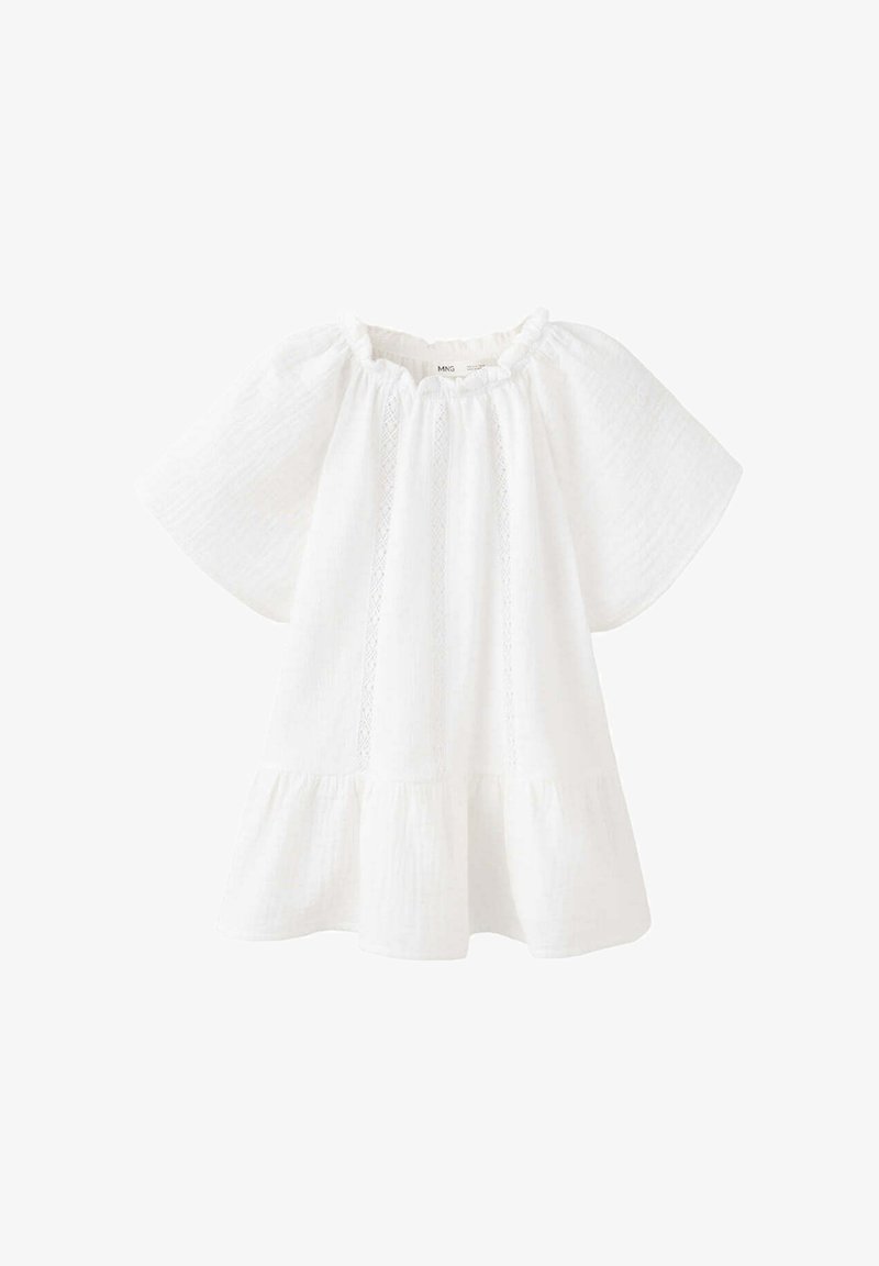 Robe blanche à manches courtes avec une coupe ample, un col froncé, des détails en dentelle verticale et un ourlet à volants.