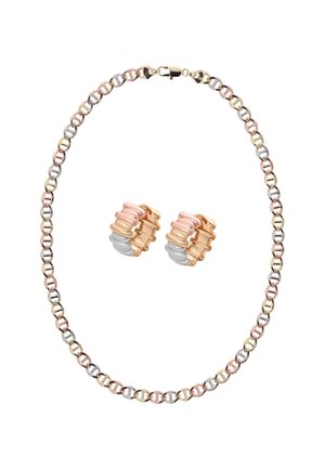 Háromszínű fémlánc nyaklánc, amelyhez illeszkedő háromszínű karika fülbevalók tartoznak, arany, rózsaarany és ezüst tónusú összekapcsolt ovális szegmensekkel.