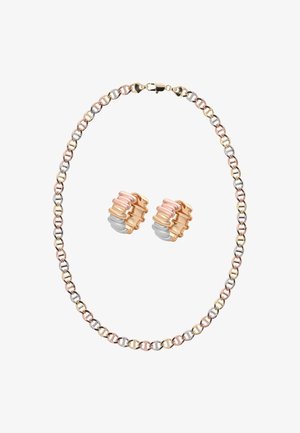 Naszyjnik z łańcuszka z trójkolorowego metalu z pasującymi trójkolorowymi kolczykami typu koła, zawierającymi połączone owalne segmenty w odcieniach złota, różowego złota i srebra.