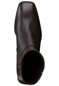 Botín de cuero marrón hasta el tobillo con punta cuadrada, acabado texturizado, cierre lateral con cremallera y interior liso. Diseño centrado en la comodidad y el ajuste.