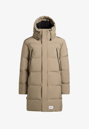 Bežani kaput sa podstavom, visokim ovratnikom i podesivom kapuljačom. Ima dva džepa na prednjem delu sa rajsferšlusima i oznaku na donjem desnom delu.