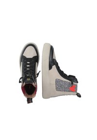 Sneakers alte in suede beige e pelle nera, con un pannello laterale grigio testurizzato e dettagli rossi. Include lacci neri e suola di gomma.