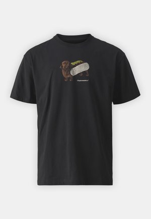 Musta puuvillainen t-paita, jossa on graafinen kuva ruskeasta koirasta, jonka selässä on burrito. Brandi "Cleptomaniac" on painettuna suunnittelun alle.