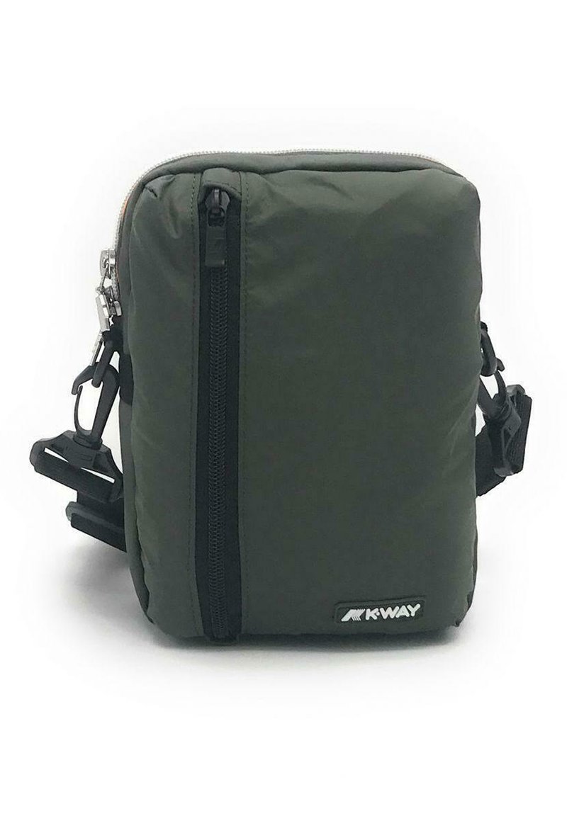 Borsa a tracolla compatta in nylon verde con chiusura con cerniera, dotata di tasca frontale, tracolla regolabile e dettaglio del logo.