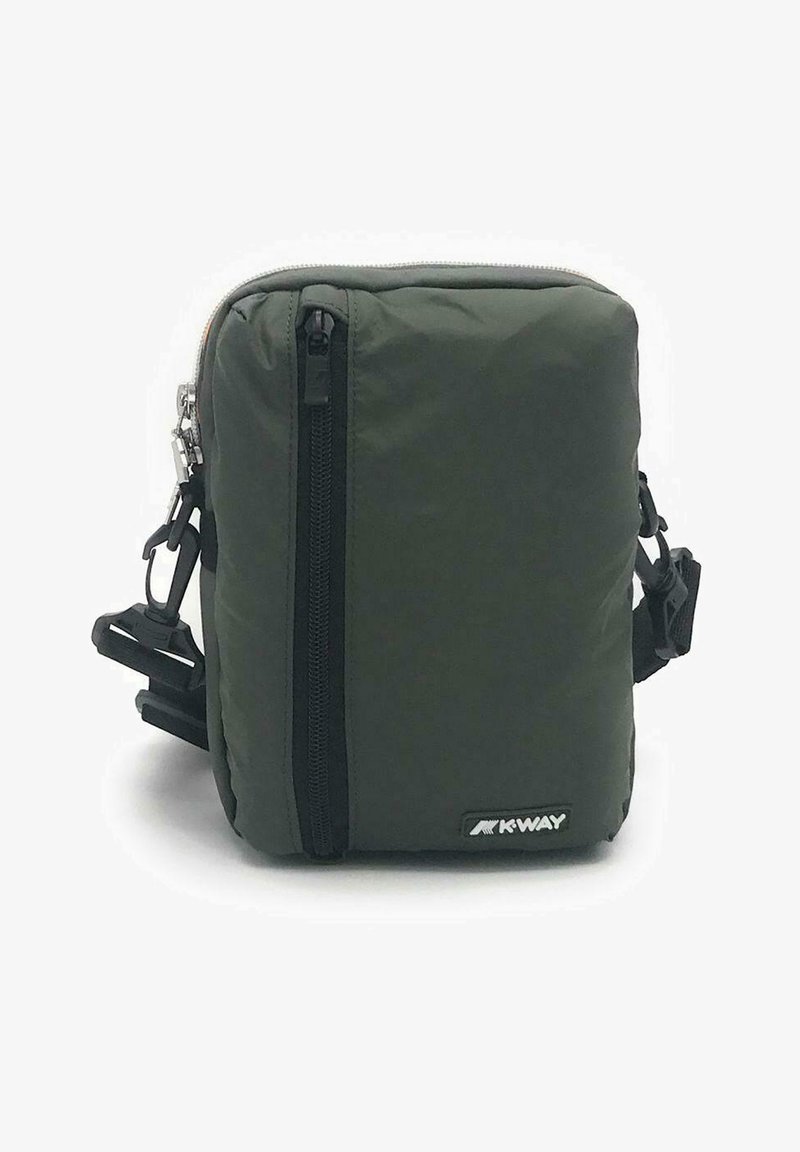 Kompakte grüne Nylon-Crossbody-Tasche mit Reißverschluss, ausgestattet mit einer Fronttasche, verstellbarem Tragegurt und einem Logo-Akzent.