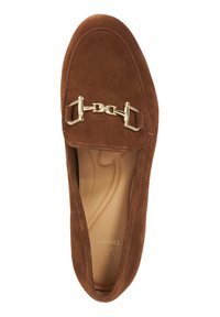 Bruine suède mocassin met een ronde neus, voorzien van een gouden kettingaccent aan de voorkant en een gladde beige binnenvoering.