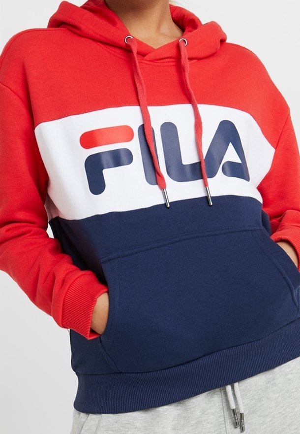 Röd, vit och marinblå färgblockerad huvtröja med en framficka och dragsko. Har en stor FILA-logotyp över bröstet. Material i bomullsblandning.
