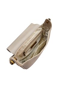 Borsa a tracolla in pelle beige con una texture liscia, caratterizzata da un'apertura superiore, tasca interna con zip e dettagli in metallo dorato.