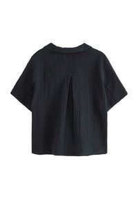 Blusa nera a maniche corte con un tessuto testurizzato, dotata di colletto, una piega arricciata sul retro e un orlo dritto.