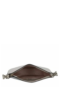 Clutch in pelle grigia chiara con hardware argentato, chiusura a zip e rivestimento interno beige. Design elegante, forma allungata e accenti minimalisti.