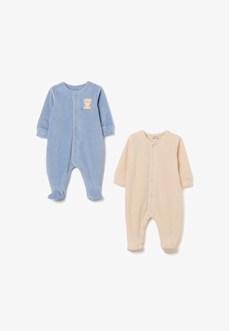 Due tute da neonato: una blu in morbido velluto con un design di orsetto e una crema in tessuto a fantasia. Entrambe presentano maniche lunghe e bottoncini a pressione.