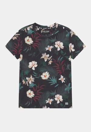 Camiseta negra de manga corta con estampado de flores tropicales en blanco y crema, y hojas de palma verdes y rojas, escote redondo, etiqueta de la marca Cars Jeans.