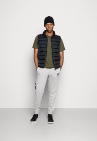 Nike Sportswear T-shirt básica - rough green