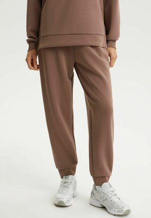 - Spodnie materiałowe