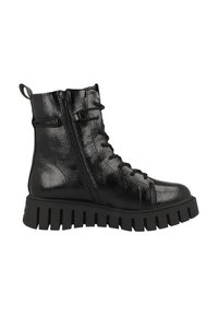 Botas de tobillo de cuero negro con un acabado brillante, que cuentan con un cordón en la parte delantera, cremallera lateral y una suela negra gruesa con un patrón de relieve.
