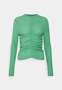 T-shirt verde de manga longa com um decote alto, apresentando pregas verticais na frente e uma silhueta ajustada. Textura suave e canelada.