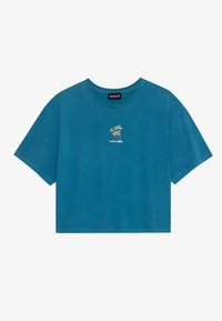 Camiseta corta color turquesa hecha de algodón. Presenta mangas cortas y un bordado de una palmera con un sol en la parte frontal. Cuello redondo.