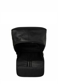 Bolso de piel negra con apertura con cremallera, con un interior acolchado y ranuras para tarjetas para una mejor organización. Textura suave en toda su superficie.