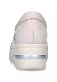 Sneaker in suede bianco dalla forma arrotondata, con dettagli perforati e un accento argento sulla suola per una maggiore aderenza e stile.