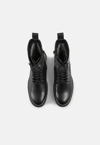 Schwarze Leder-Stiefel knöchelhoch mit Schnürung und Reißverschluss. Weiche Innensohle und markante Steppnähte. Abgerundete Zehenkappe und robuste Sohle.