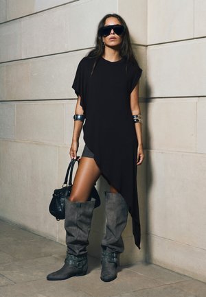Bershka, ASYMMETRIC LONG - T-SHIRT - T-shirt imprimé - black