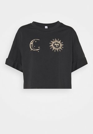 Czarny krótki t-shirt z podwiniętymi rękawami, na piersi z nadrukiem w stylu vintage przedstawiającym kremowe słońce i półksiężyc z gwiazdami.