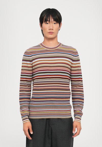Stripet sweater med lange ærmer, der har flerfarvede vandrette striber i brun, blå, rød og gul på en struktureret stof. Rund halsudskæring.