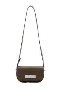 Ruskea nahkainen ristisompoinen laukku, jossa on ohut muotoilu, hopeiset yksityiskohdat ja säädettävä olkahihna monipuoliseen käyttöön.