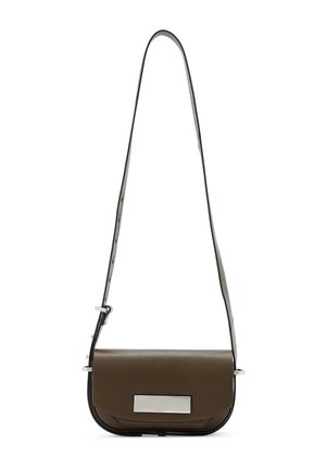 Sac en cuir marron à bandoulière avec un design slim, des accents en métal argenté et une sangle ajustable pour un port polyvalent.