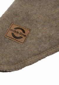 Grått filtmaterial med en sydd kant och en brun läderetikett med "mikk-line"-logotypen, placerad i det nedre hörnet.
