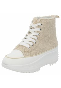 Beige High-Top Sneaker mit strukturiertem Obermaterial, weißer Gummikappe und voluminöser, weißer Sohle mit Profil. Enthält weiße Schnürsenkel.