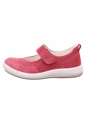 Roze suède schoen met een klittenbandsluiting, ronde neus, witte rubberen zool en gevoerde binnenkant. Heeft een kleine hielneemlp.