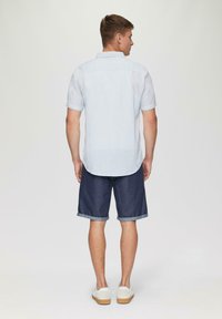 QS KURZARM KENTKRAGEN - Overhemd - himmelblau