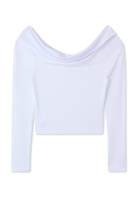 Top corto bianco a maniche lunghe con scollo asimmetrico, realizzato in tessuto liscio e elasticizzato. Nessun motivo o dettaglio in metallo visibile.