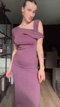 Fialové priliehajúce šaty s asymetrickým výstrihom a drapériou na ramene. Vyrobené z elastickej tkaniny, ktorá ponúka hladkú textúru.