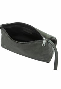 Pochette rettangolare in suede verde scuro con zip in argento, aperta per mostrare l'interno in tessuto nero e la tracolla in pelle.