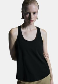 Schwarzes ärmelloses Tanktop aus glattem Stoff, mit rundem Halsausschnitt und lässiger Passform, ergänzt durch subtile Seitendetails.