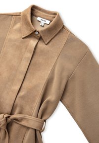 Camisa marrón de manga larga con cuello estructurado. Presenta una cintura ceñida con cinturón, textura de ante en la parte delantera y tejido de punto en las mangas.
