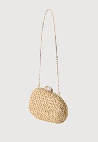 Μικρό πλεκτό μπεζ τσαντάκι φάκελος με στρογγυλεμένο κούμπωμα στο πάνω μέρος και λεπτή χρυσή αλυσίδα, απεικονισμένο σε απλό λευκό φόντο.