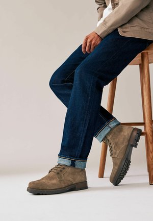 REGULAR FIT - Schnürstiefelette - stone