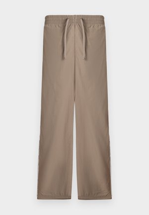 Svetlohnedé, voľné nohavice s elastickým pásom a šnúrkou; obsahujú bočné rozparky na leme pre pridaný detail.