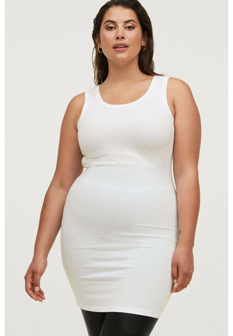Weißes Tankkleid aus elastischem Baumwollstoff; hat eine figurbetonte Silhouette und breite Träger. Glatte Textur über das gesamte Kleid.