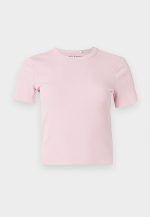 Ροζ ανοιχτό ροζ κοντομάνικη ριμπ μπλούζα με στρογγυλή λαιμόκοψη και εφαρμοστή σχεδίαση. Το ύφασμα έχει απαλή υφή και ελάχιστη λεπτομέρεια.